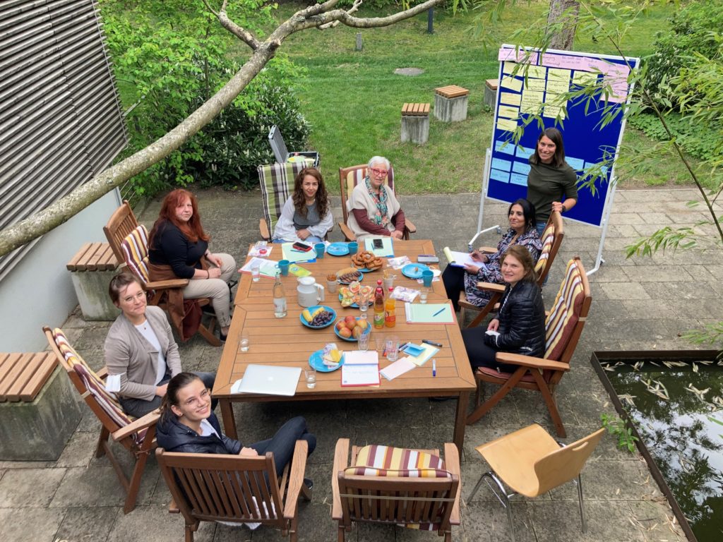 Abbildung 1: Brainstorming im Garten des Departments, Bild: Raluca Sommer